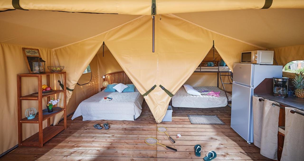 Camping Des Papillons Lalizolle Exterior foto