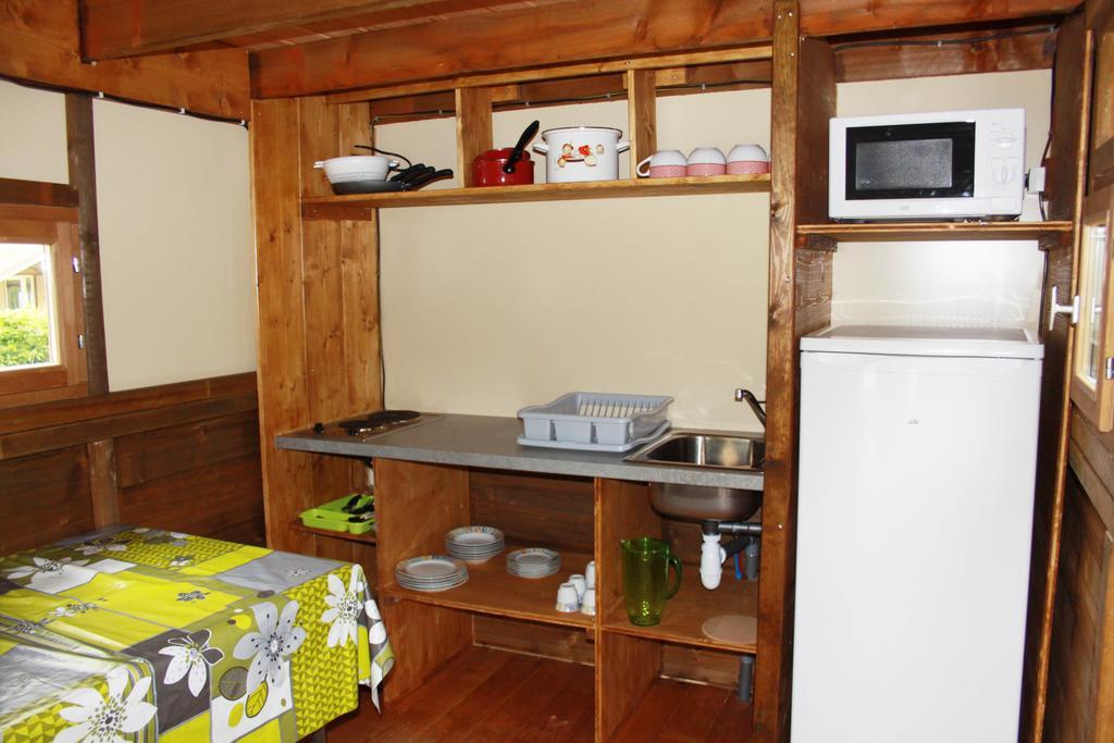 Camping Des Papillons Lalizolle Exterior foto