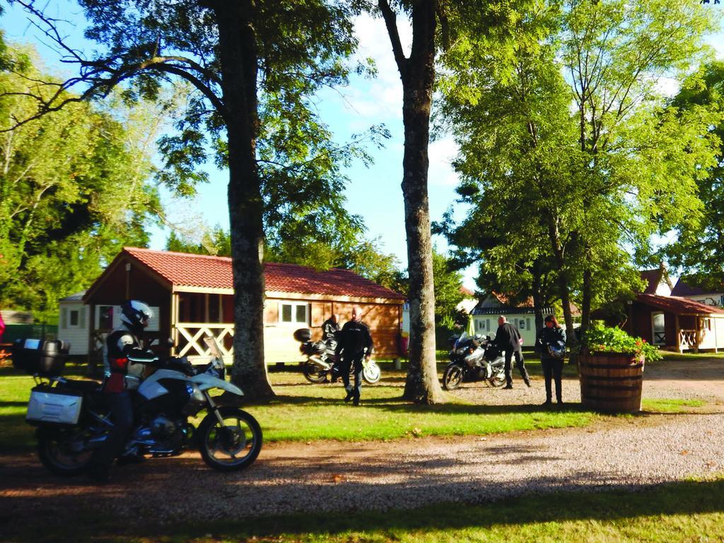 Camping Des Papillons Lalizolle Exterior foto