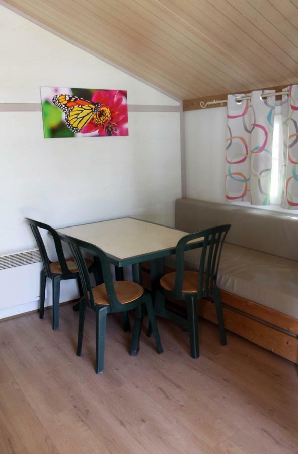 Camping Des Papillons Lalizolle Exterior foto