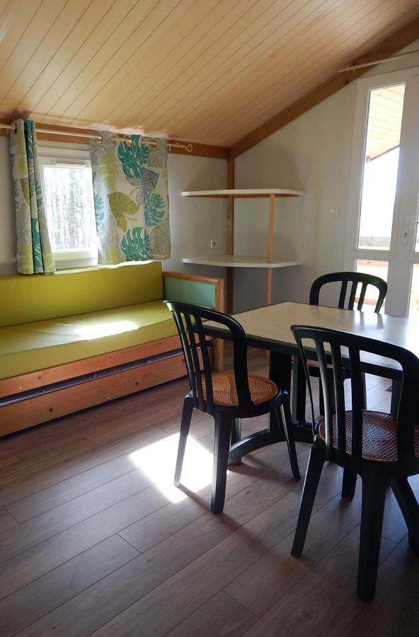 Camping Des Papillons Lalizolle Exterior foto